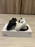 Xbox series s, dwa pady, stacja ladujaca
