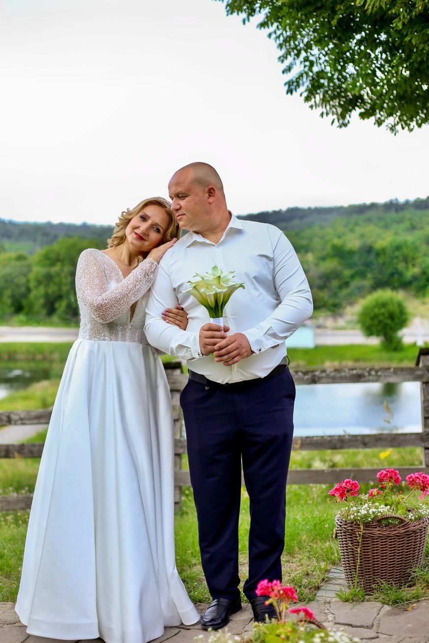 Ніжна весільна сукня кольору айворі