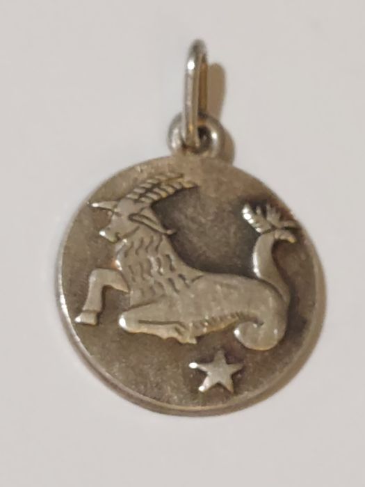 Srebrny stary wisiorek Rytosztuka znak zodiaku Koziorożec