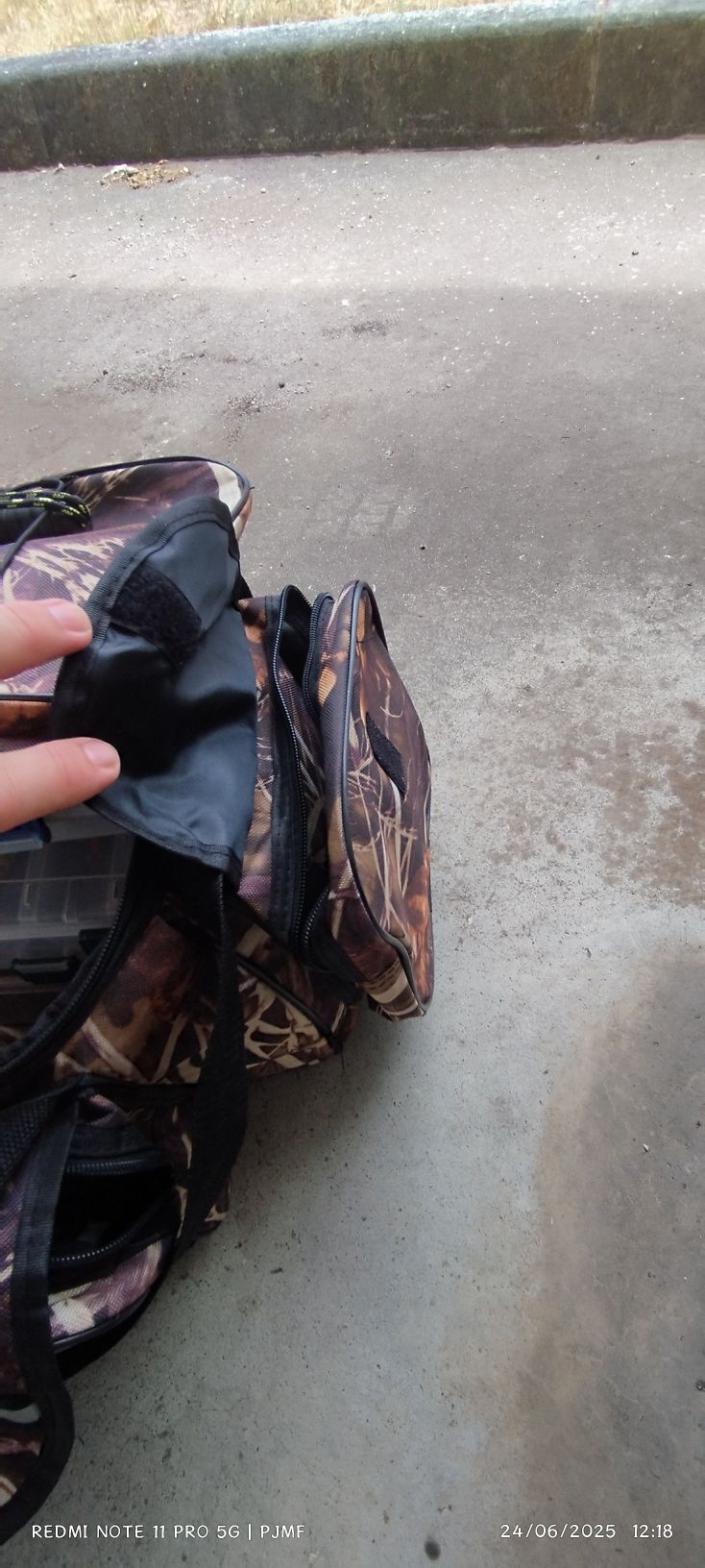 Saco para material de pesca/ caça.. 
Camuflado.
Excelente capacidade d