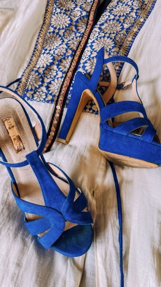Niebieskie sandały szpiki