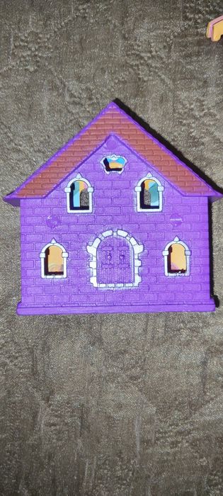 Іграшки: набір кухонний, будиночок, гребінець, бутилочка.