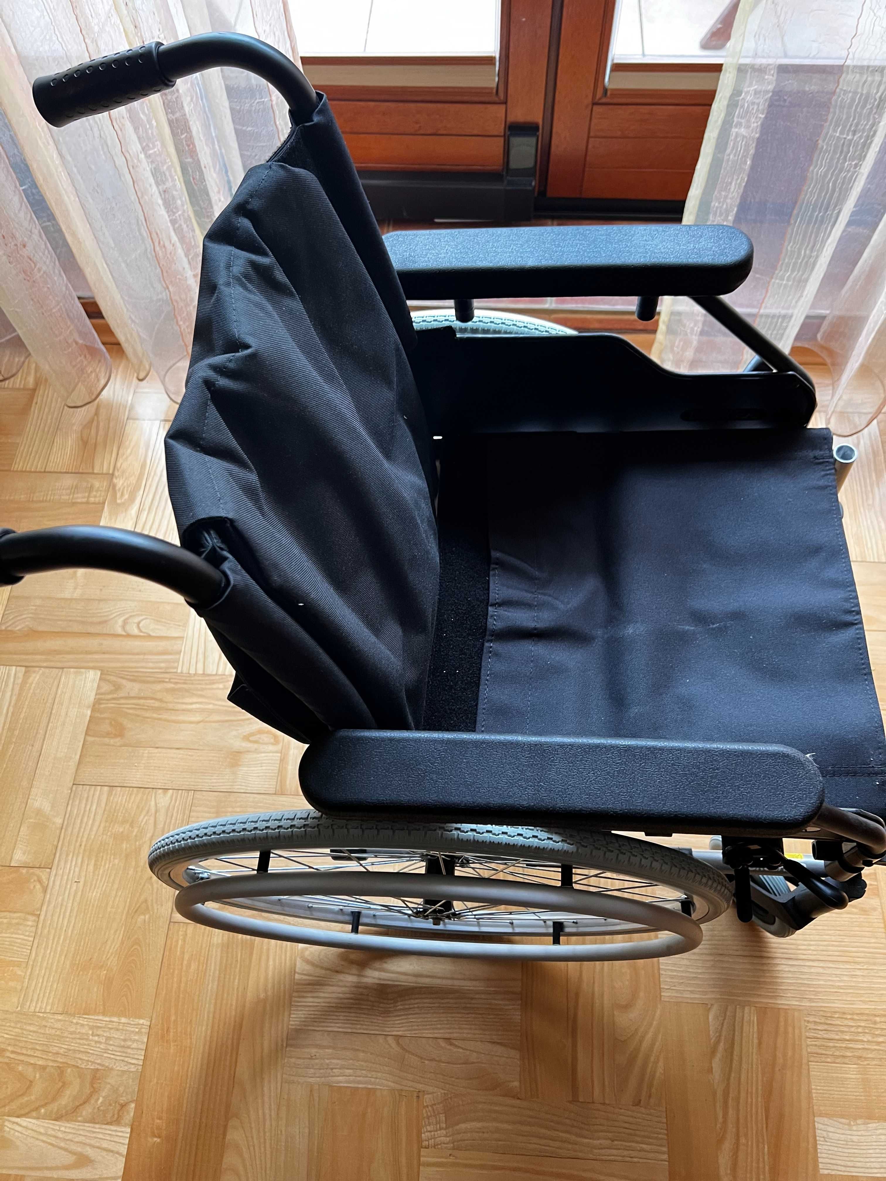 Wózek dla osoby niepełnosprawnej.