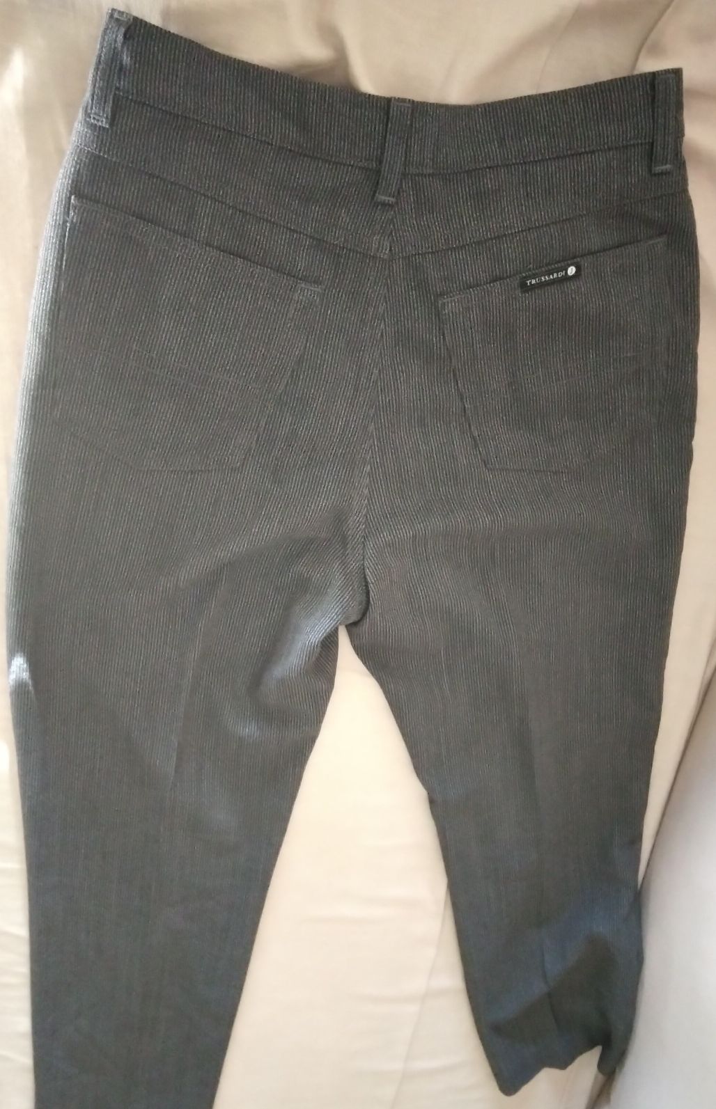 Calça sarja 36 com riscas cinzentas