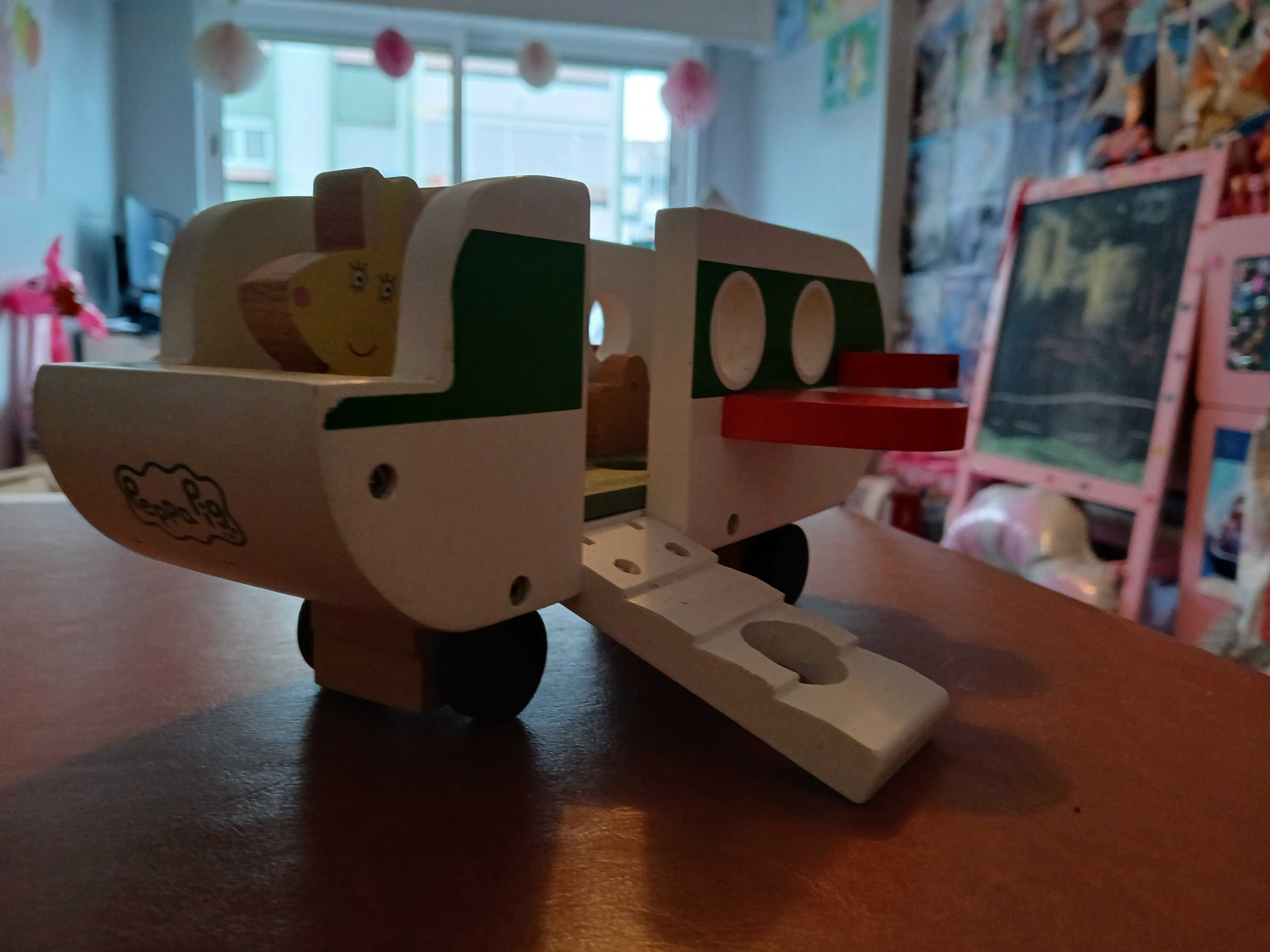 Peppa avião de madeira com a menina coelha