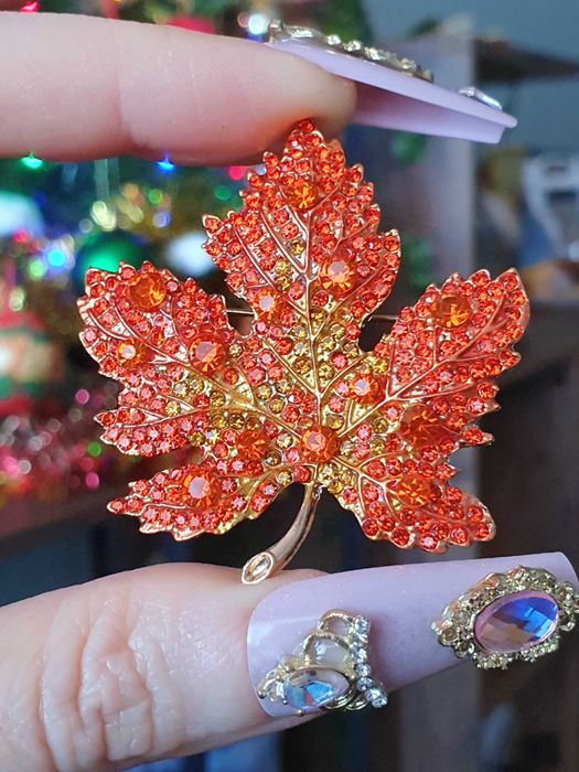 Broche / pregadeira /alfinete folha laranja outono, cristais e emalte