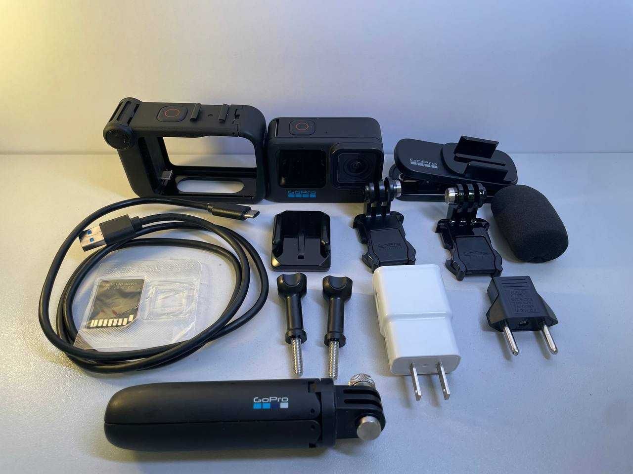 Екшн камера GoPro Hero10 в ідеальному стані, з комплектом.