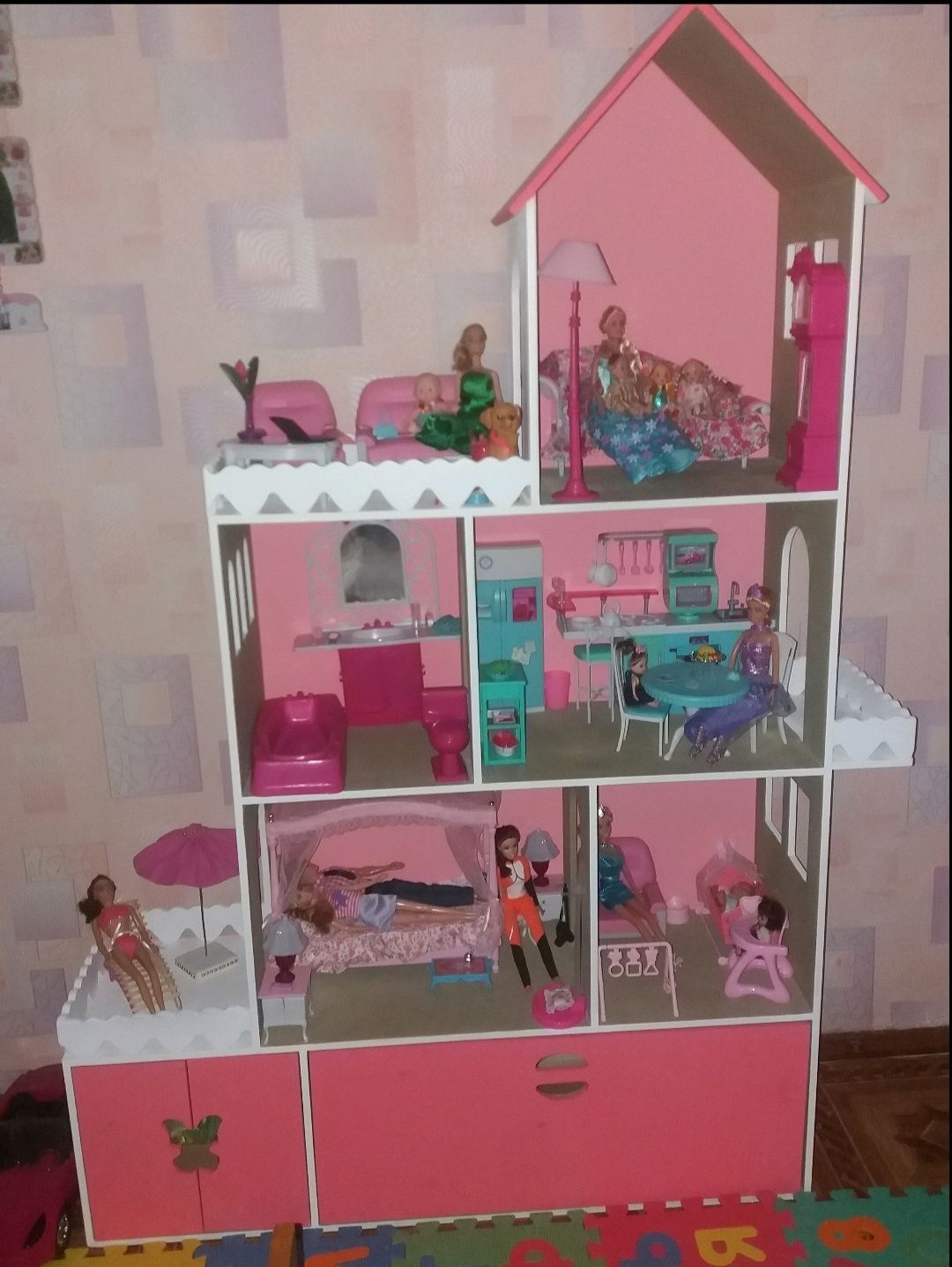 Будинок для барбі з усіма меблями та ляльками.