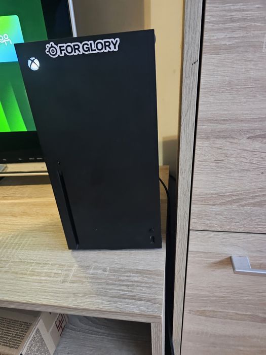 Xbox Series X — dobry stan — 2 pady + stacja ładująca