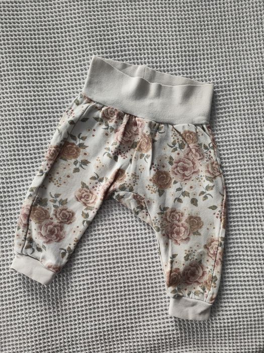 Spodnie dziewczęce w kwiaty HM rozmiar 74