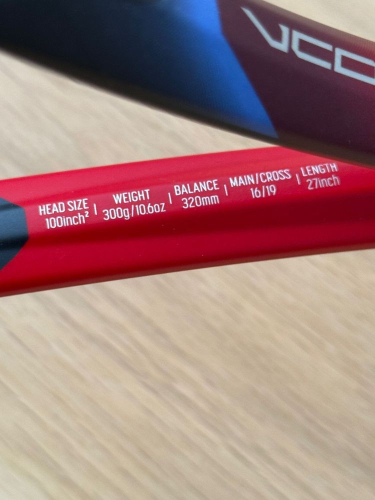 Rakieta tenisowa Yonex vcore 100 o wadze 300g, rączka 2
