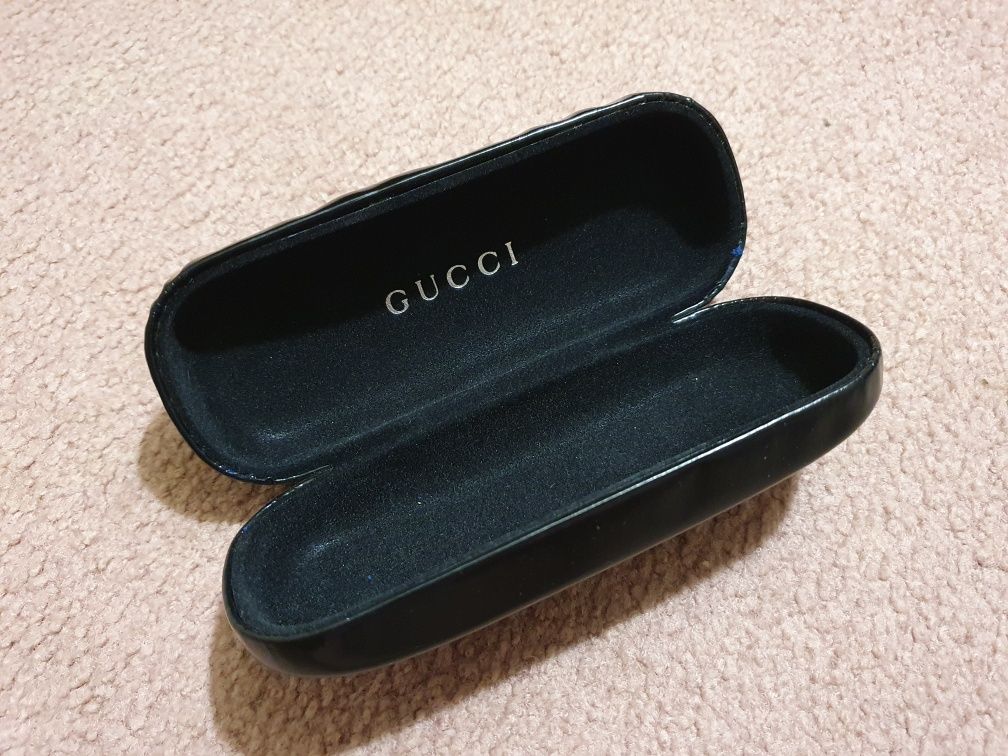 Футляр для очков Gucci.