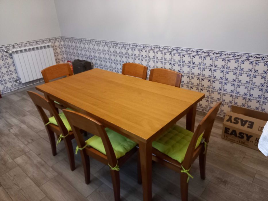 mesa e cadeiras em faia