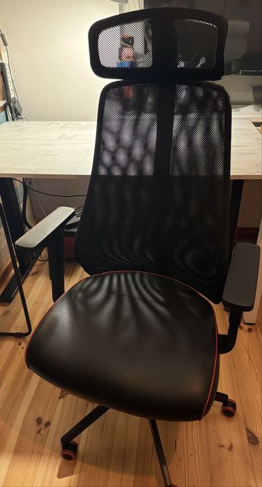 Biurko podnoszone elektrycznie i fotel gamingowy Ikea