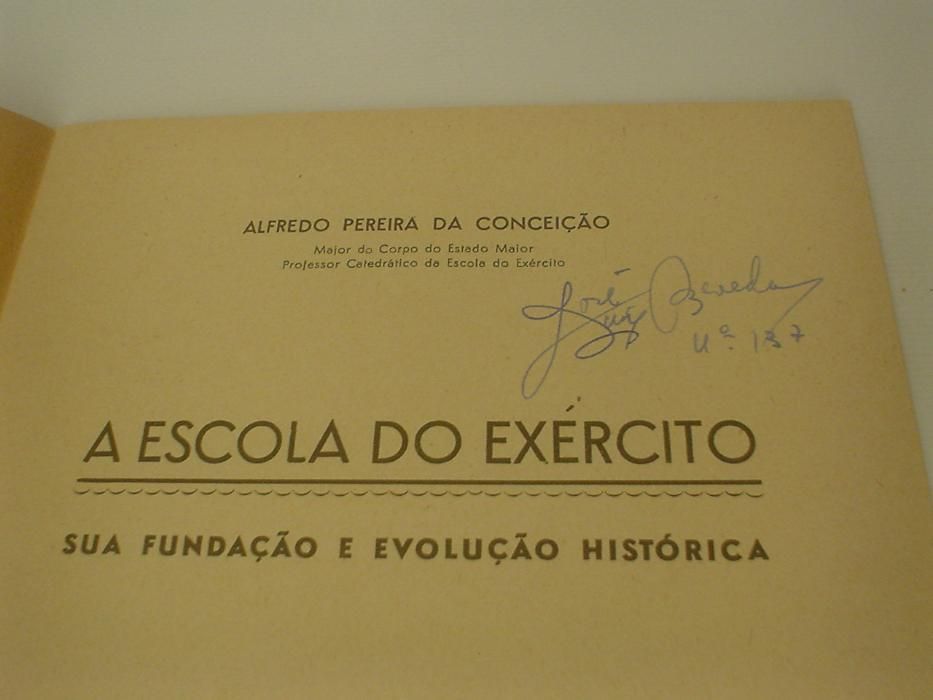 2 Livros : A escola do exercito e serviços sociais das forças armadas