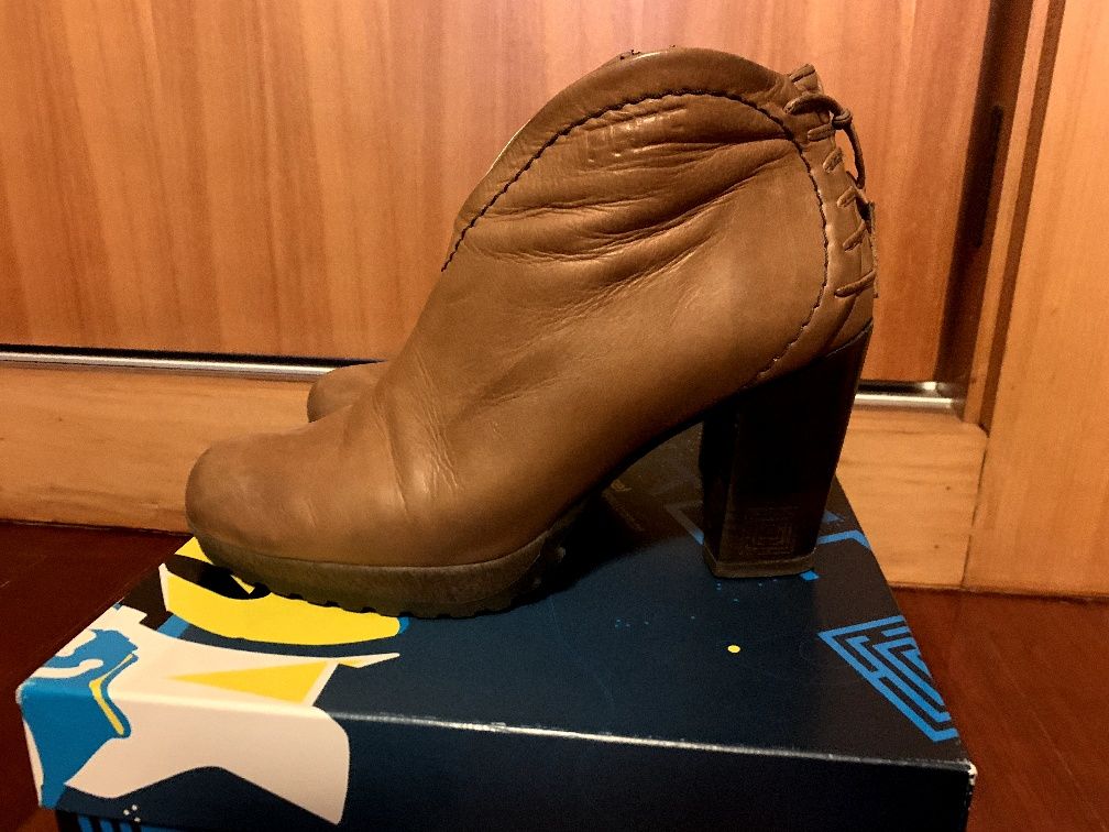 Botins em pele camel 38