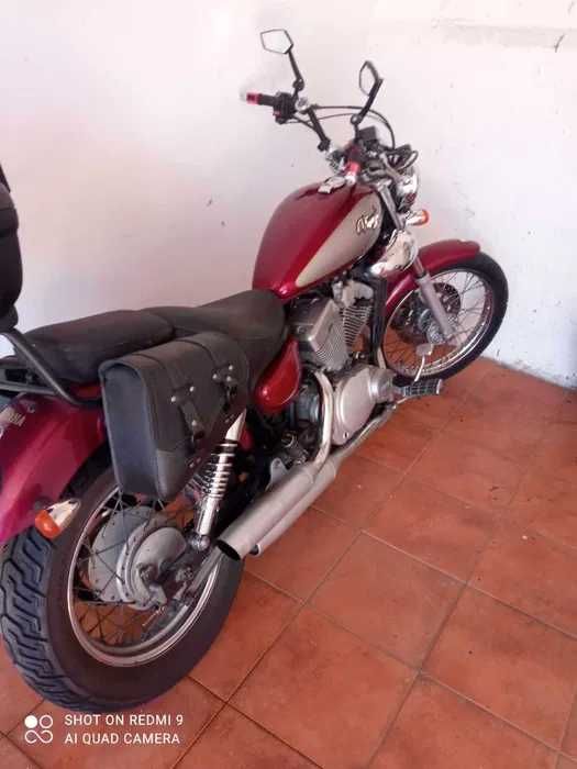 Mota yamaha com capacetes e casaca