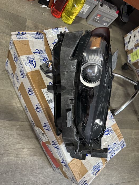 Mazda CX-30 передня права фара