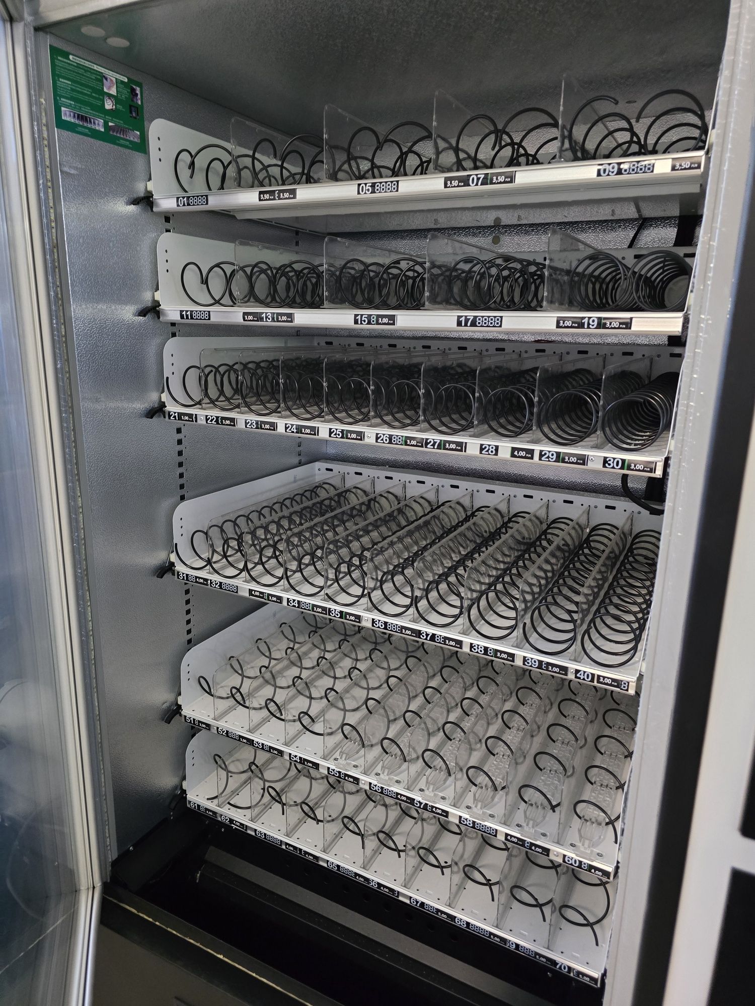 Automat Vendingowy Chłodzący – Duży, na Zewnątrz