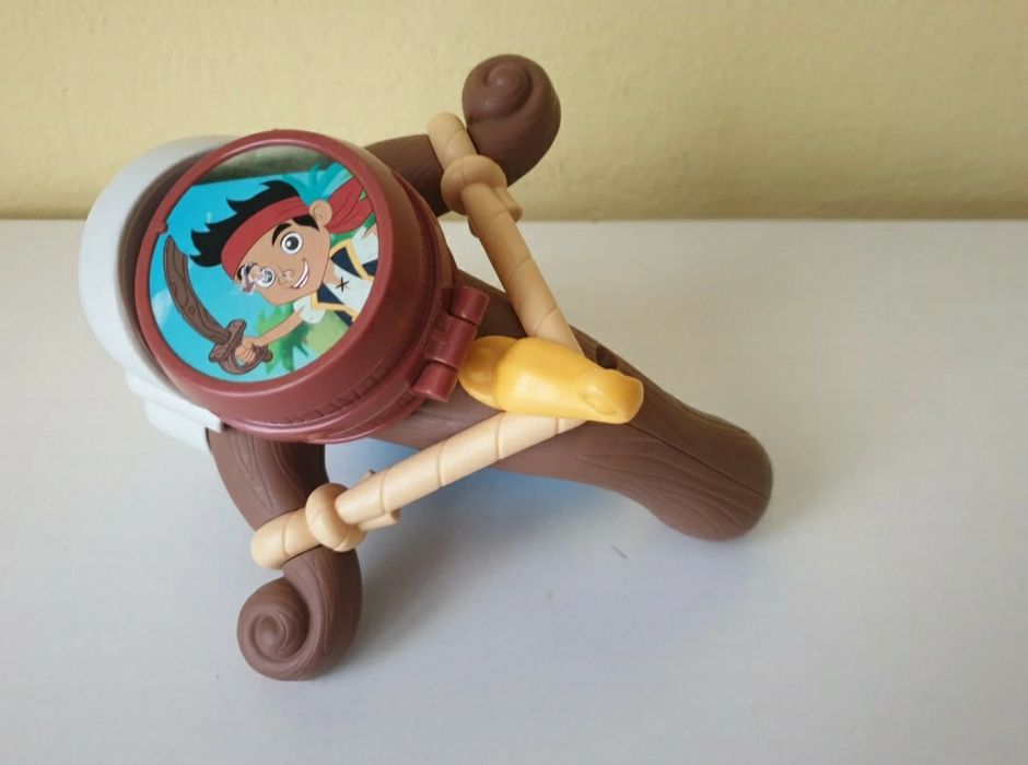 Łuk do strzelania czaszka Piotruś Pan i Nibylandia Mattel  zestaw