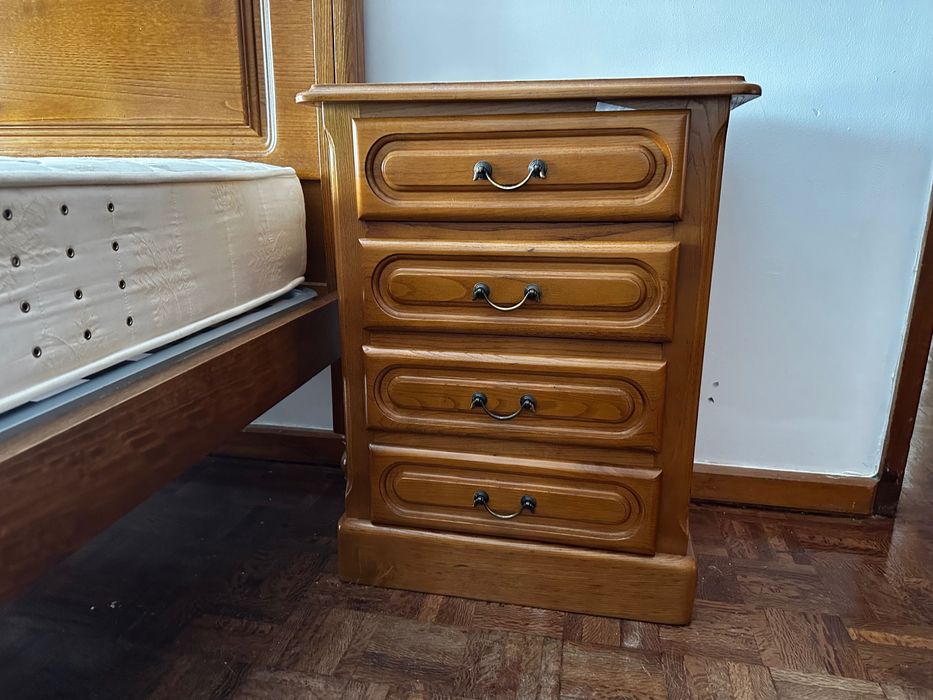 Mobília de quarto em madeira maciça