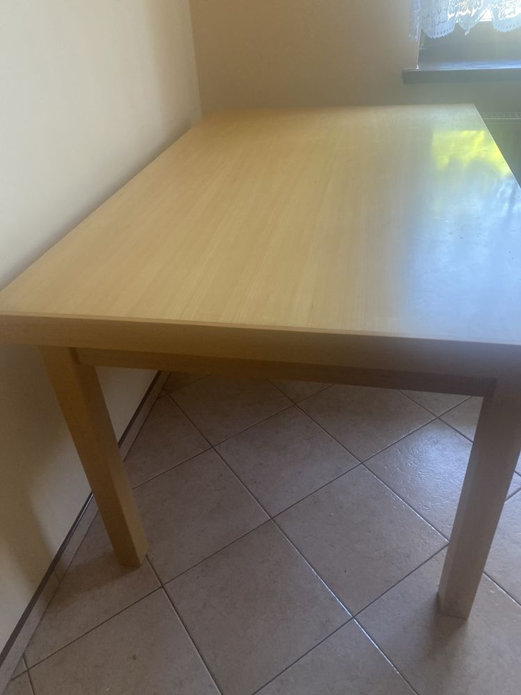 Krzesla i stol kuchenny