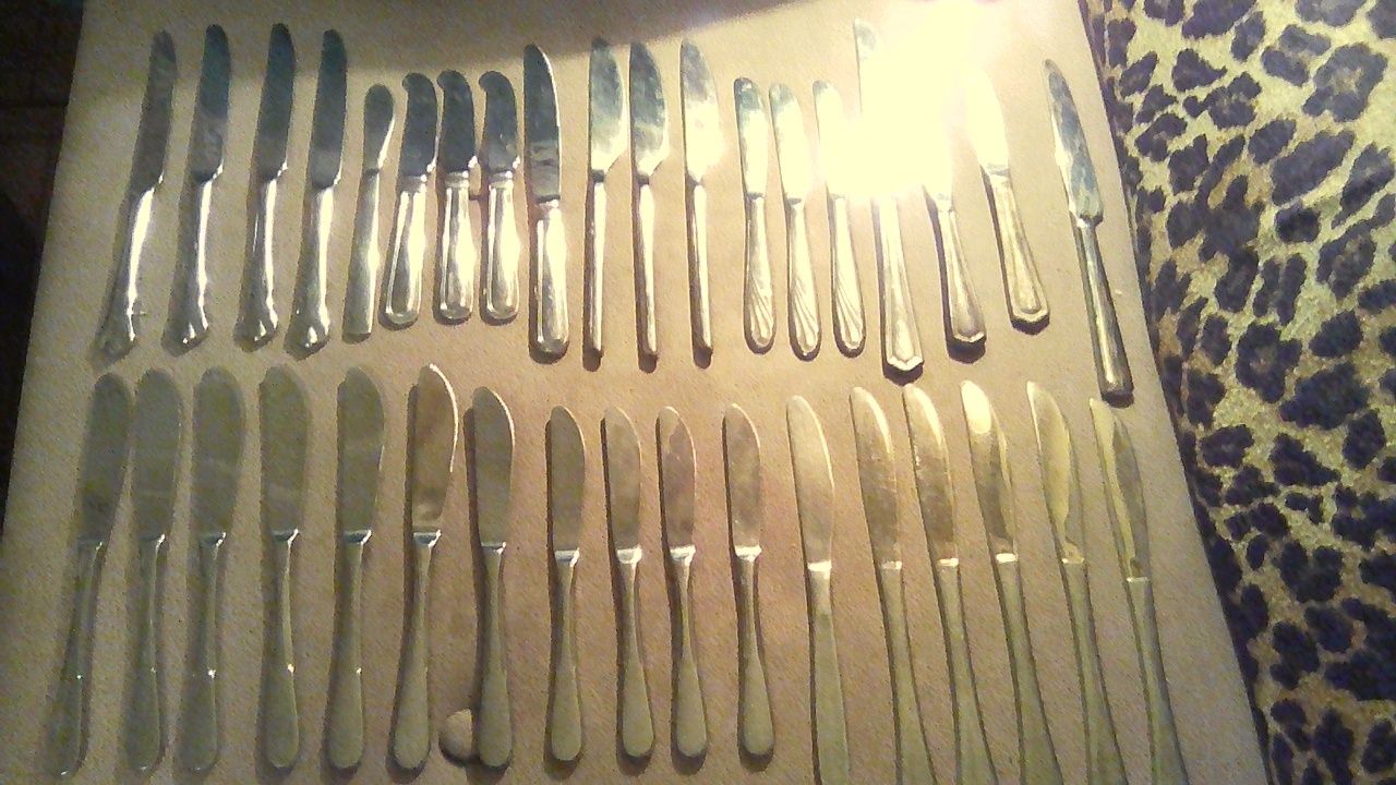 Ножи столовые из разных наборов