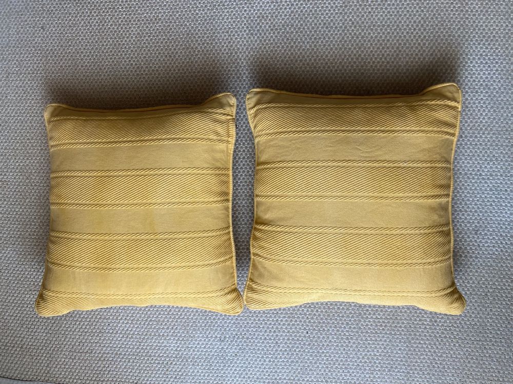 Par de almofadas com capa amarelo mostarda