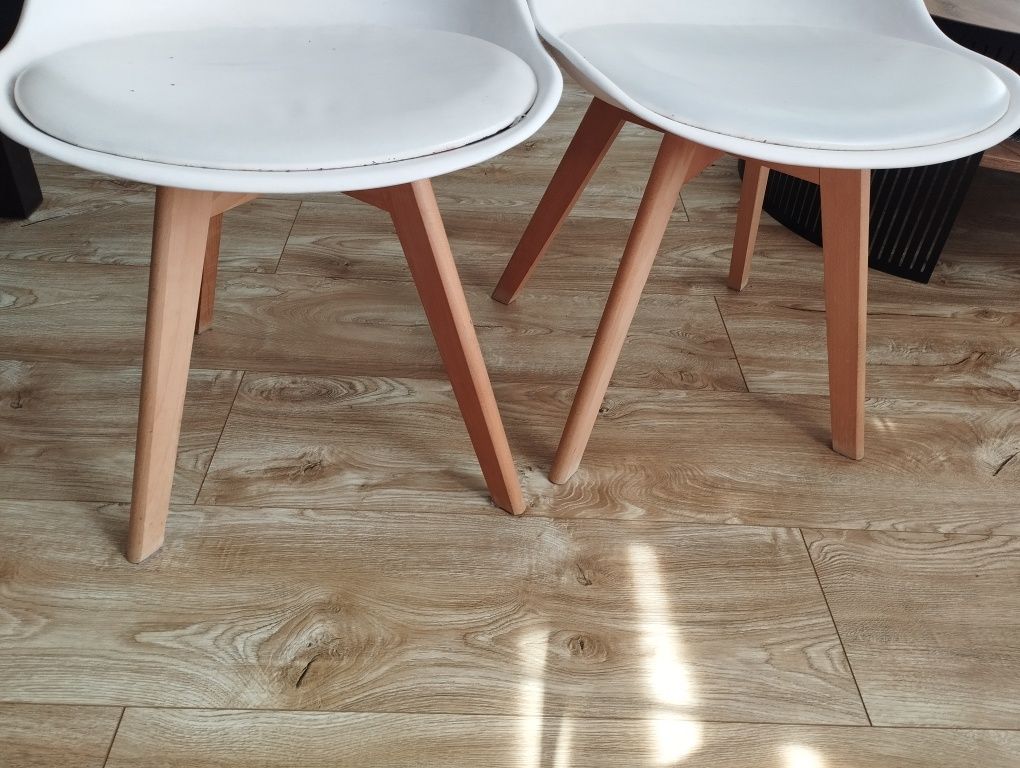 Krzesła białe plastikowe