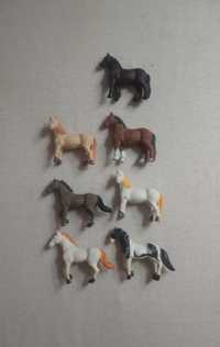 7 gumowych figurek koni