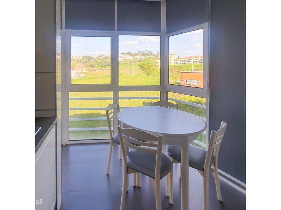 Apartamento T4 +1 com vista para as encostas verdejantes de Alcobaça