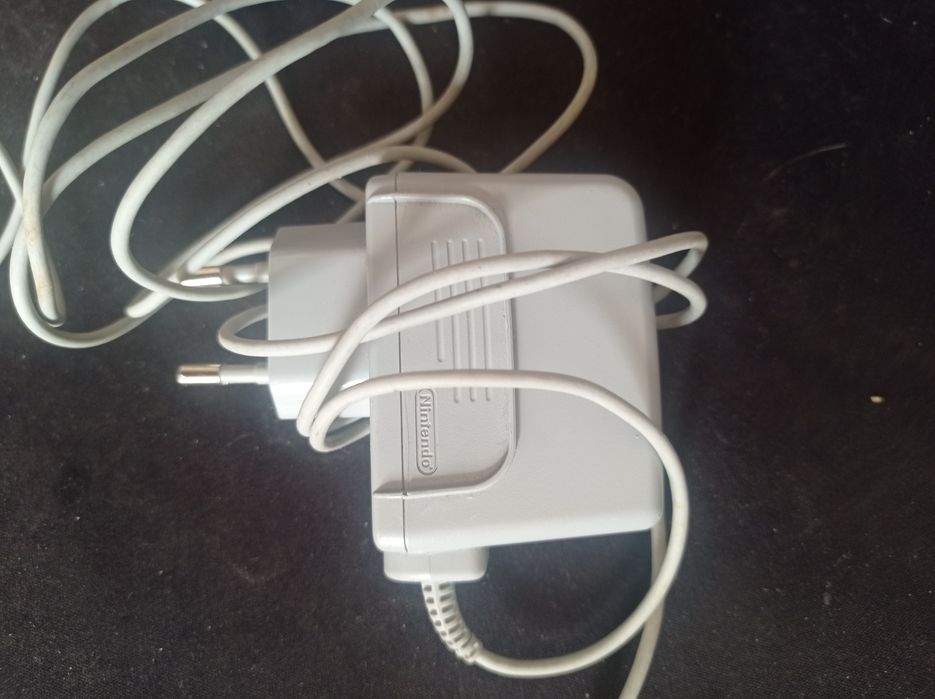 Nintendo 2DS Desbloqueado com carregador e cartão de 32GB