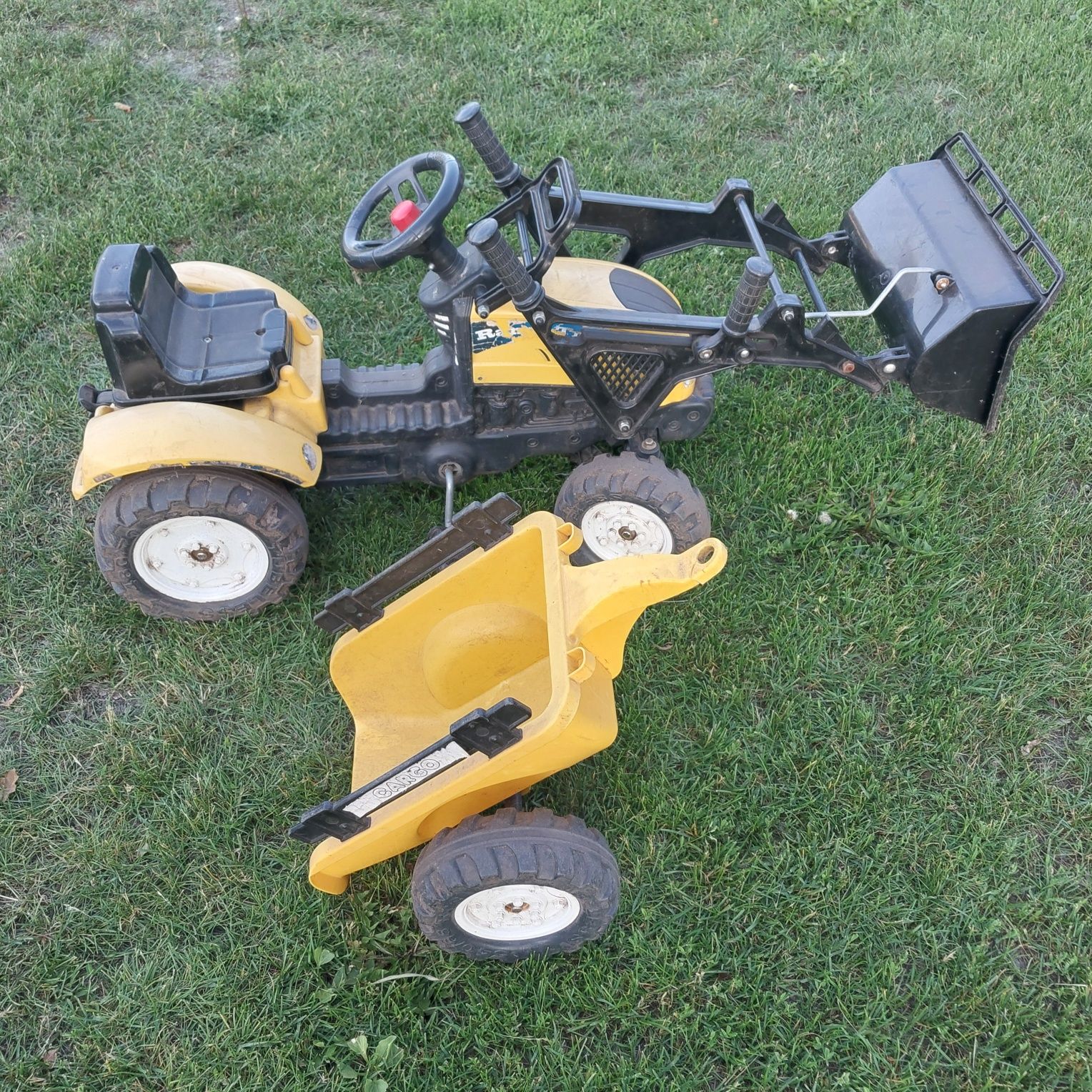 Sprzedam traktor na pedały z przyczepką