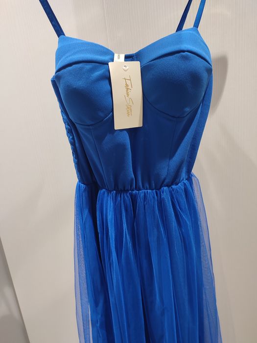 Vestido justo azul com tule