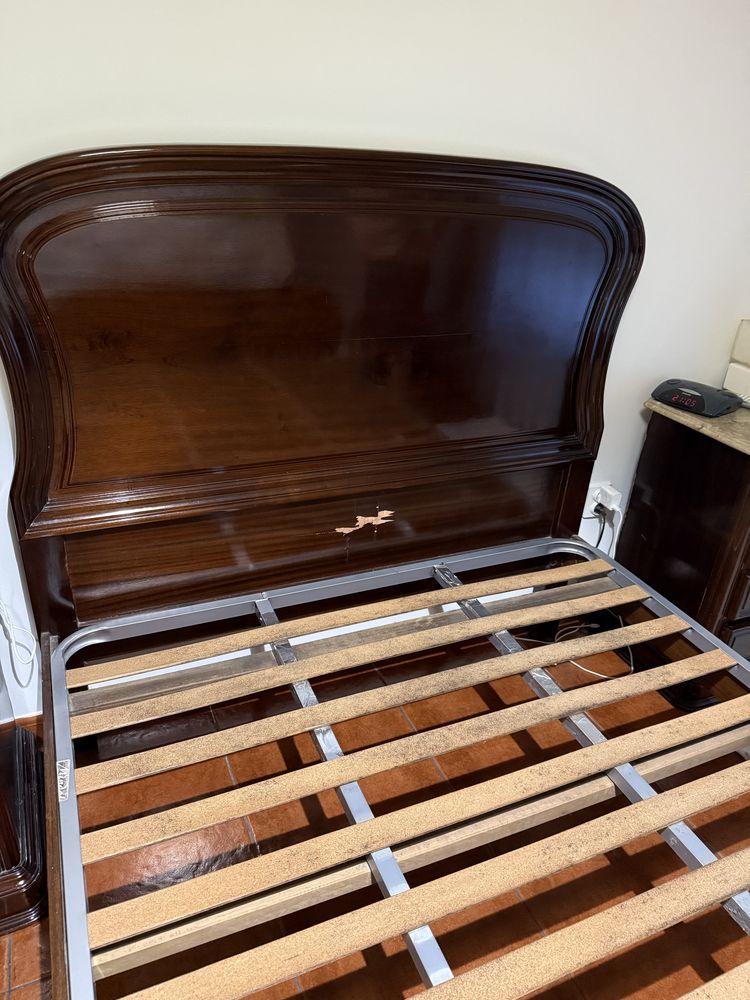 Cama casal com estrado e mesinhas cabeceira
