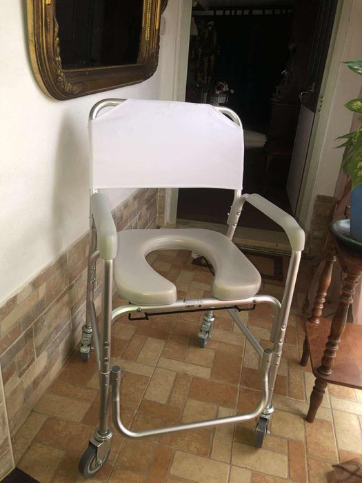 Cadeira  com recipiente