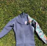 Fato RipCurl azul com floral