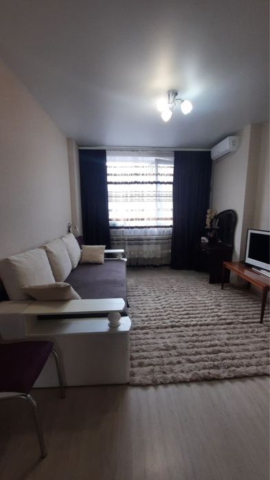 Продам хорошую однокомнатную Жк 7 Небо! Средний этаж! Укомплектована!