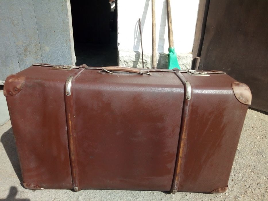 Продам чемодан для колекції або для декора