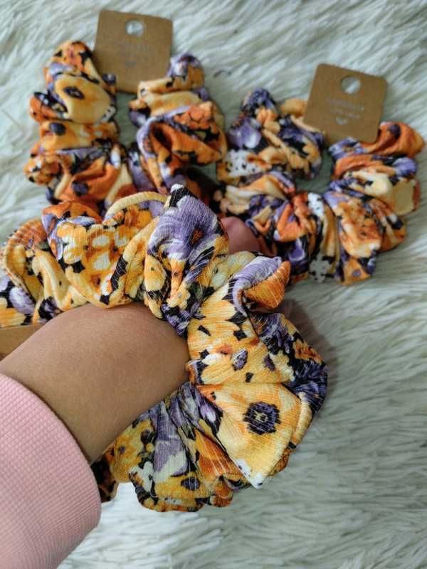 Gumka scrunchie - pomarańczowa kwiatuszki