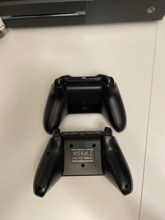 Konsola Xbox One, z grą Minecraft, dwa pady