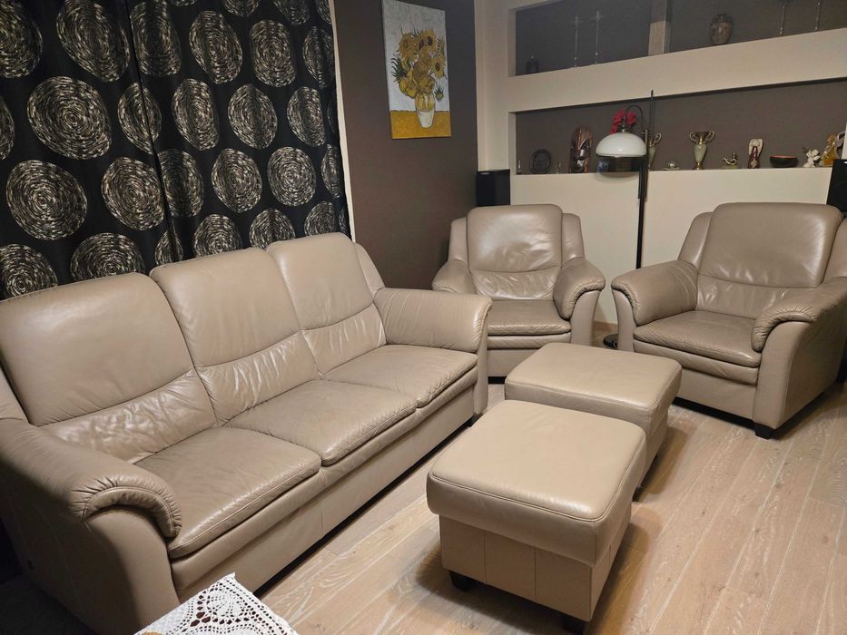 Sprzedam skórzany komplet wypoczynkowy: kanapa,2 fotele, 2 pufy.