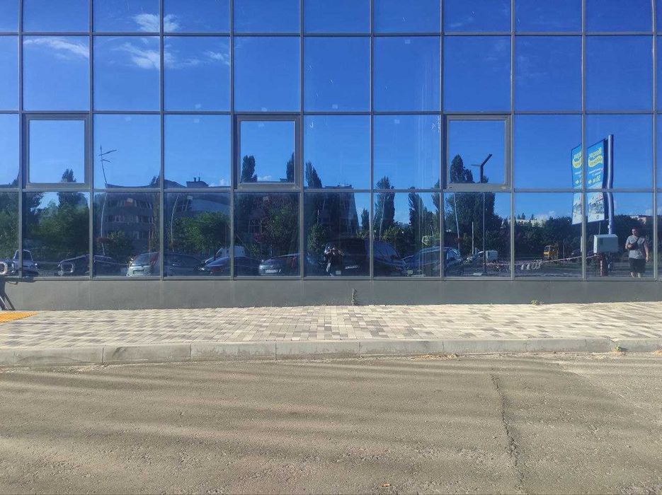 продаж фасадного приміщення з орендарем в ТЦ