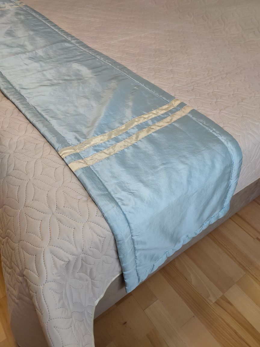 Декор/дорожка на кровать нежно-голубого цвета