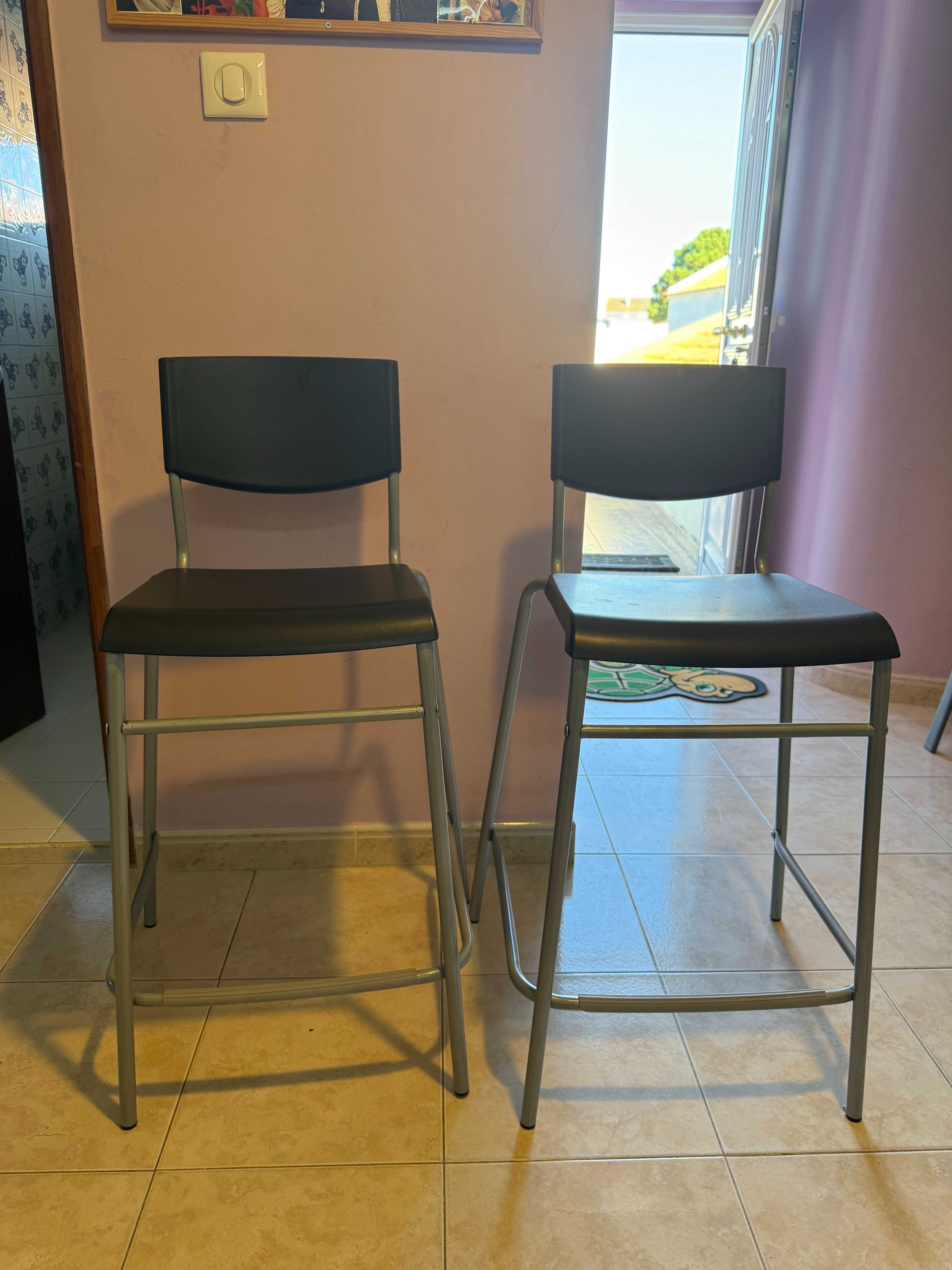 cadeiras et mesa