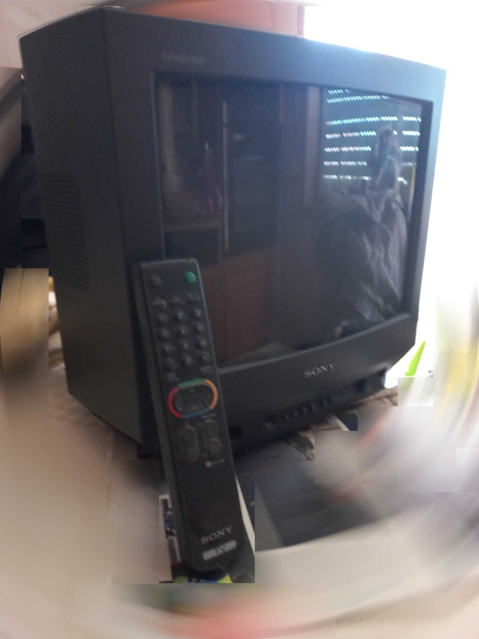 Televisor Sony Black Triniton pequeno ideal para espaços reduzidos