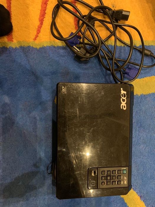 Мультимедийный проектор/Мультимедійний проектор