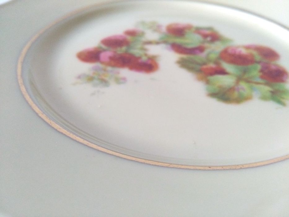 Talerz porcelana ecru truskawki złocony kremowy stary