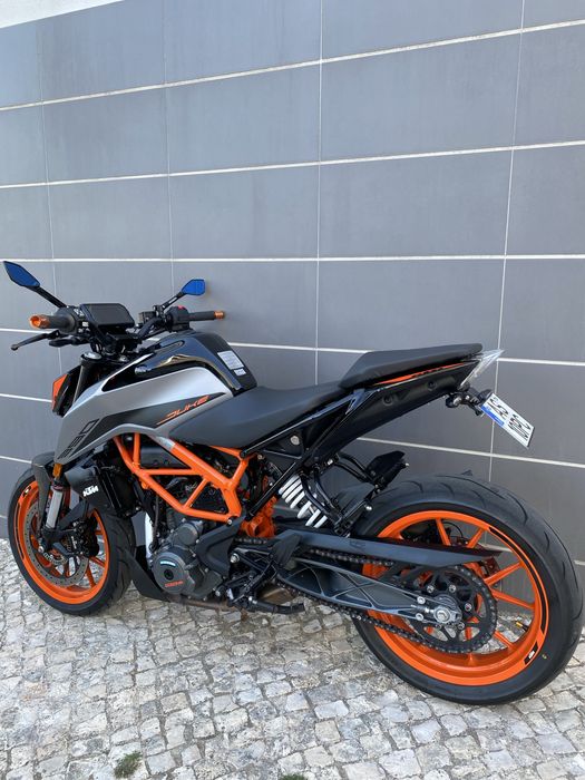 KTM Duke 390.