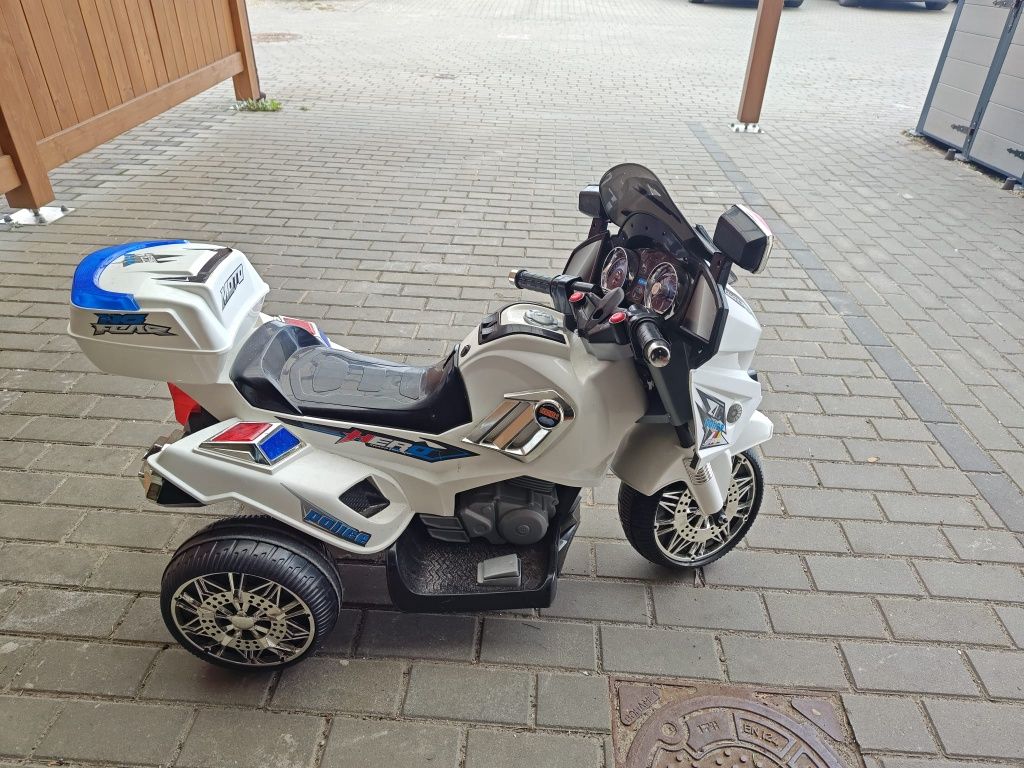 Motor na akumulator policja